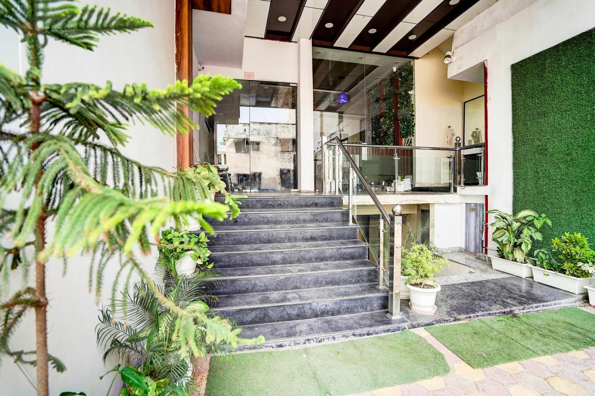 Townhouse Ram Katora Near Vishwanath Temple Formerly Sv Grand Hotel Váránaszi Kültér fotó